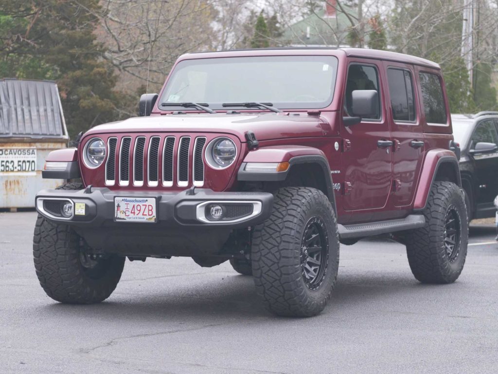 2020 Jeep Wrangler w/ 2.5" Lift & 35" Tires